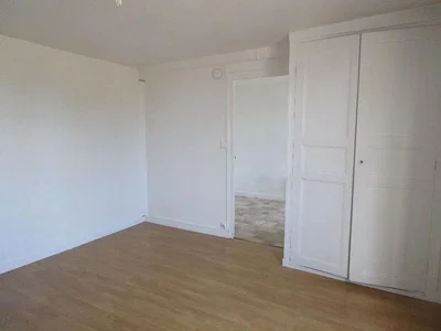 Schlafzimmer; holzboden, tageslicht