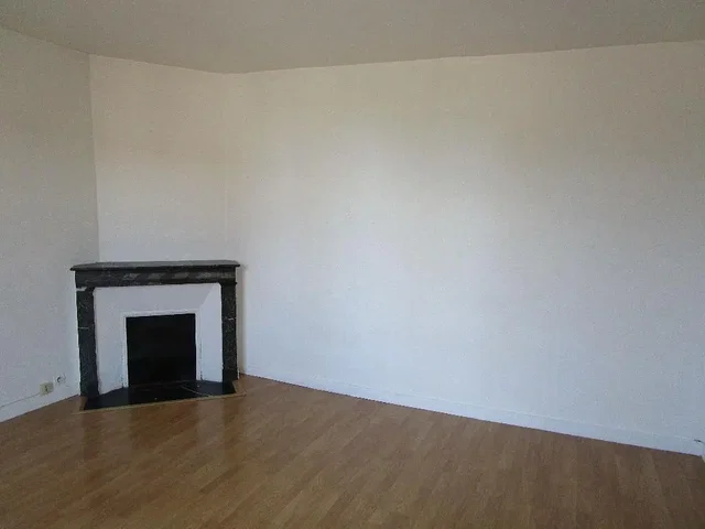 Wohnzimmer; kamin, holzboden