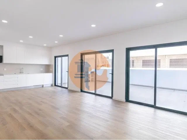 Woonkamer; houten vloer, natuurlijk licht, moderne stijl, gerenoveerd