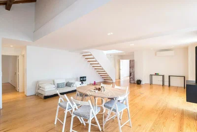 Soggiorno; pavimento in legno, luce naturale, stile moderno