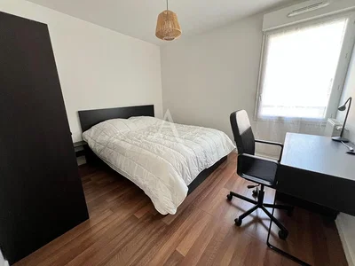 Spavaća soba; drveni pod, prirodno svjetlo