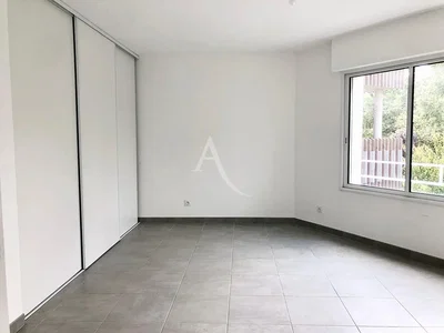 Spavaća soba; pločice, prirodno svjetlo