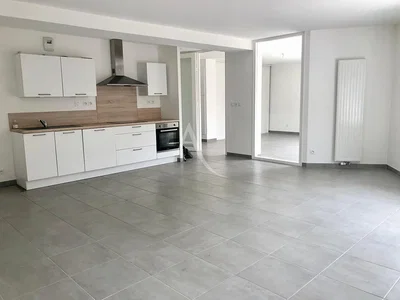 Kuhinja; kuhinjski aparati, pločice, prirodno svjetlo