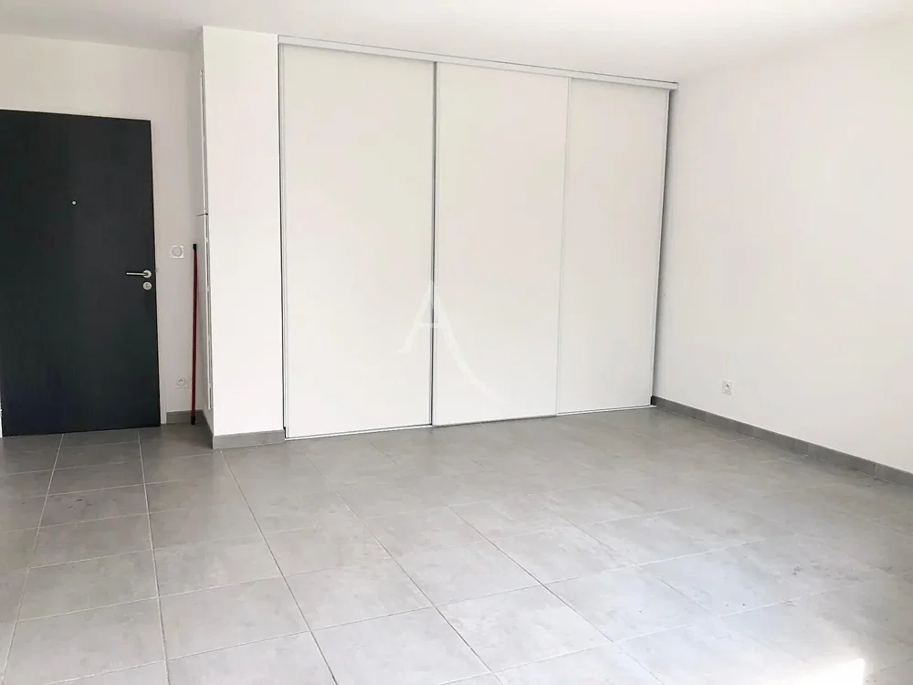 Spavaća soba; pločice, prirodno svjetlo