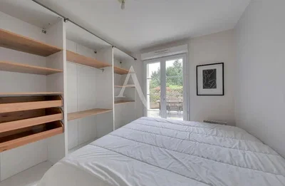 Schlafzimmer; tageslicht, holzboden