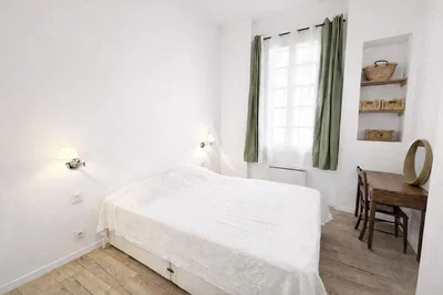 Schlafzimmer; tageslicht, holzboden
