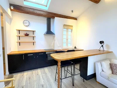 Küche; küchengeräte, holzboden, tageslicht, moderner stil
