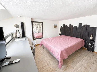 Schlafzimmer; holzboden, tageslicht