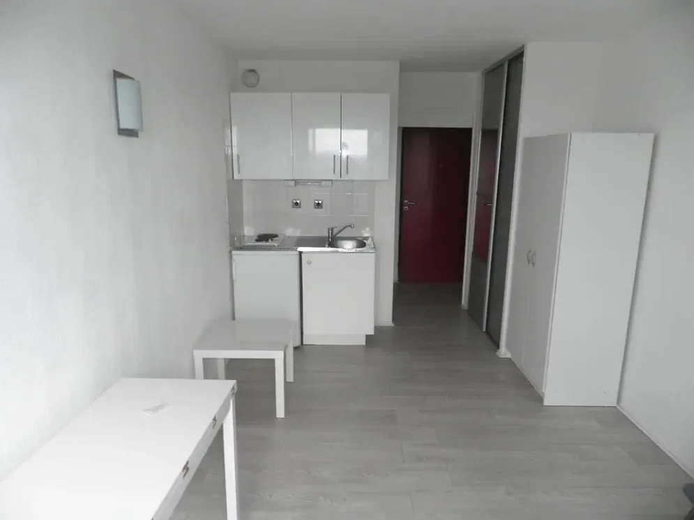 Kuhinja; kuhinjski aparati, pločice, prirodno svjetlo