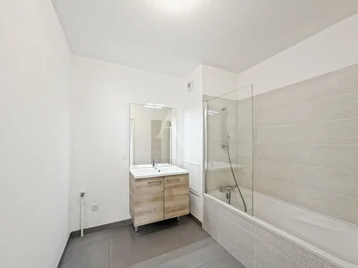 Kupaonica; pločice, prirodno svjetlo