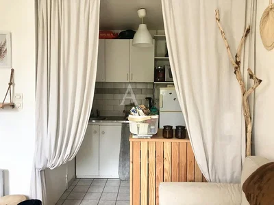 Kuhinja; prirodno svjetlo, pločice, kuhinjski aparati