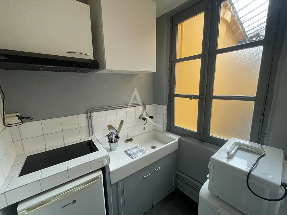 Kuhinja; kuhinjski aparati, pločice, potrebna renovacija