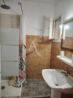 حمام; أرضية من البلاط, ضوء طبيعي