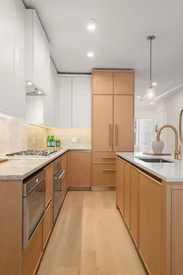 Cuisine; électroménager, parquet, lumière naturelle, style moderne, rénové
