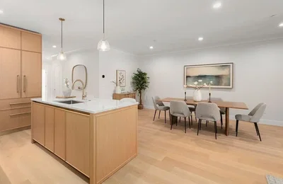 Küche; küchengeräte, holzboden, tageslicht, moderner stil