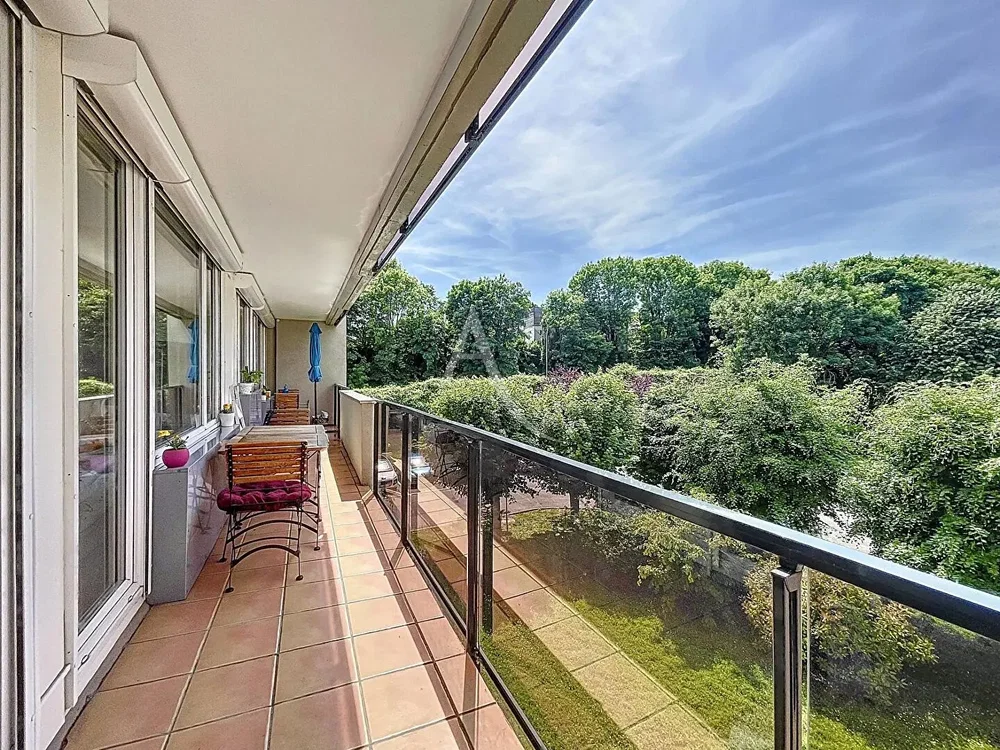 Balkon; manzara, fayans zemin, doğal ışık
