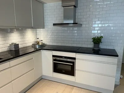 Cuisine; électroménager, carrelage, parquet, lumière naturelle
