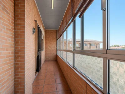 Balkon; fliesenboden, blick, tageslicht