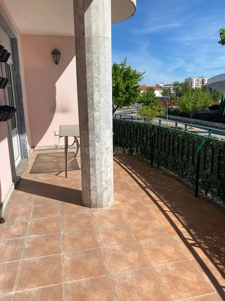 Balkon; manzara, fayans zemin, doğal ışık