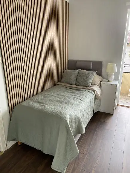 Chambre; lumière naturelle, parquet
