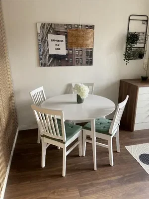 Salon; parquet, lumière naturelle, style moderne
