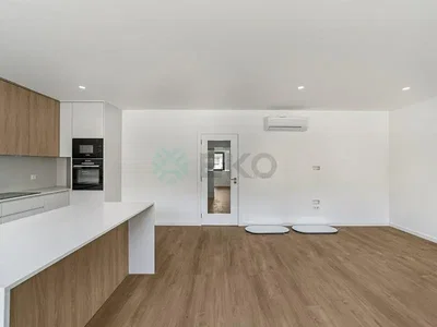 Cuisine; électroménager, parquet, lumière naturelle