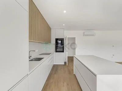 Cuisine; électroménager, parquet, rénové, lumière naturelle