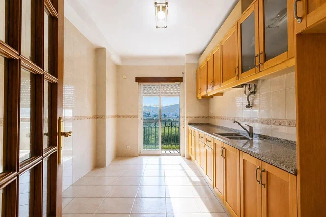 Cucina; elettrodomestici, pavimento in piastrelle, luce naturale, vista