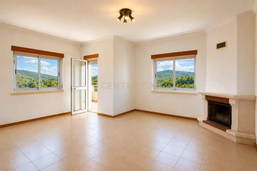 Salon; vue, cheminée, carrelage, lumière naturelle