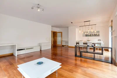 Wohnzimmer; holzboden, tageslicht, moderner stil