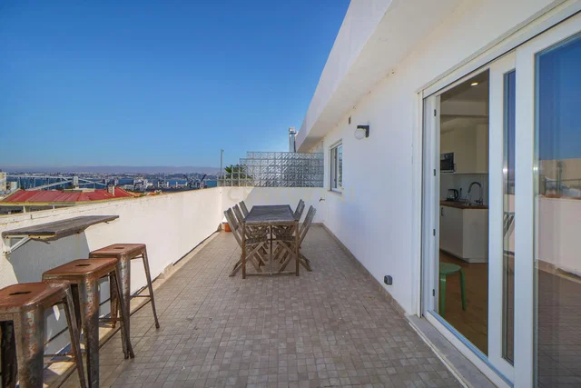 Terrazza; vista, pavimento in piastrelle