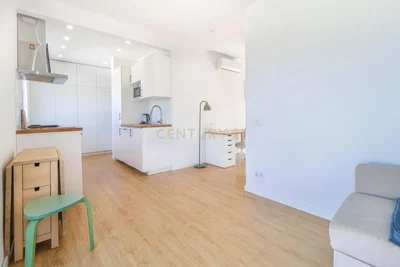 Cucina; elettrodomestici, pavimento in legno, luce naturale