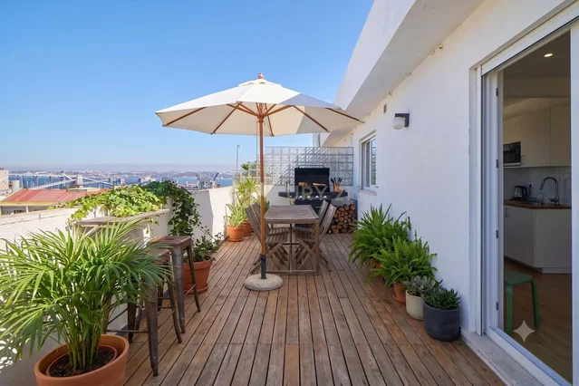 Terrazza; vista, luce naturale, pavimento in legno