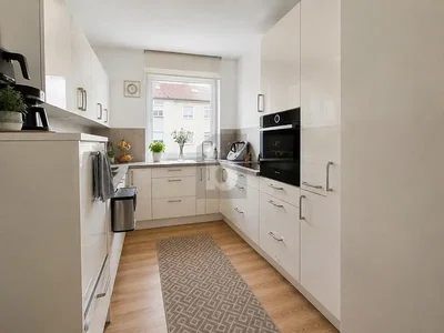 Cucina; elettrodomestici, luce naturale, pavimento in legno, ristrutturato