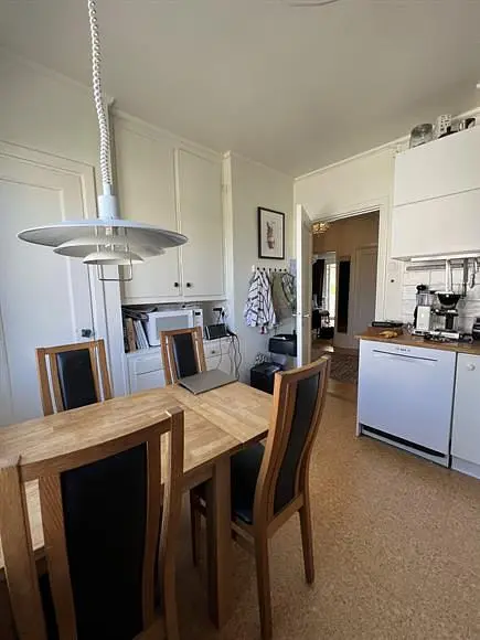Cucina; elettrodomestici, luce naturale, pavimento in piastrelle