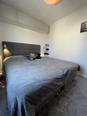 Camera da letto; luce naturale, pavimento in legno