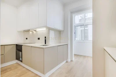Cuisine; électroménager, parquet, lumière naturelle, rénové