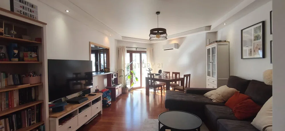 Salon; parquet, lumière naturelle, style moderne