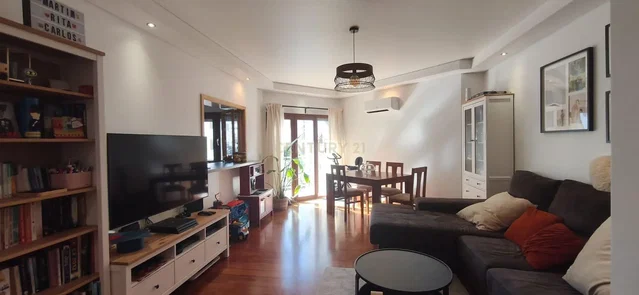Salon; parquet, lumière naturelle, style moderne