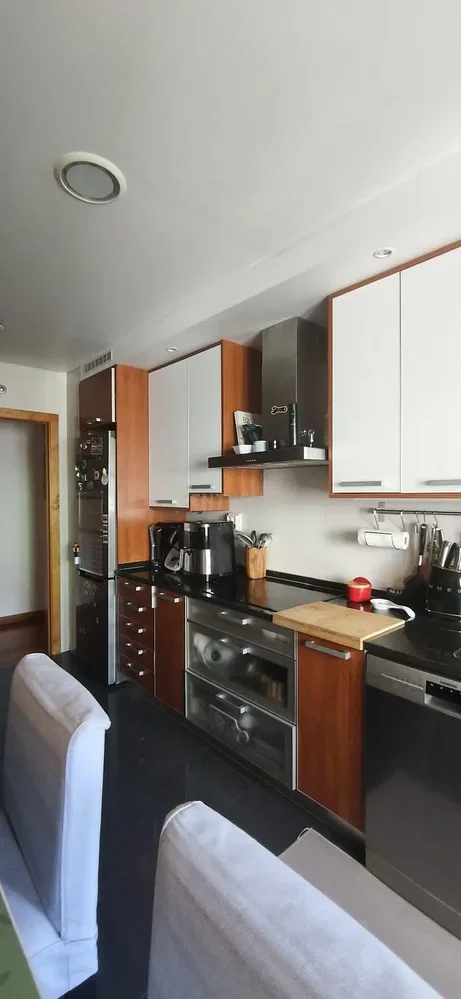 Cuisine; électroménager, parquet, lumière naturelle