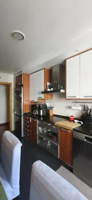 Cuisine; électroménager, parquet, lumière naturelle