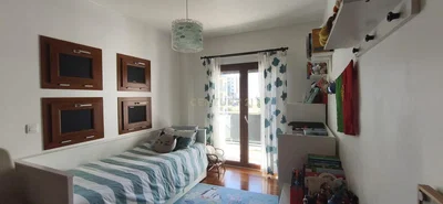 Chambre d'enfant; lumière naturelle, parquet