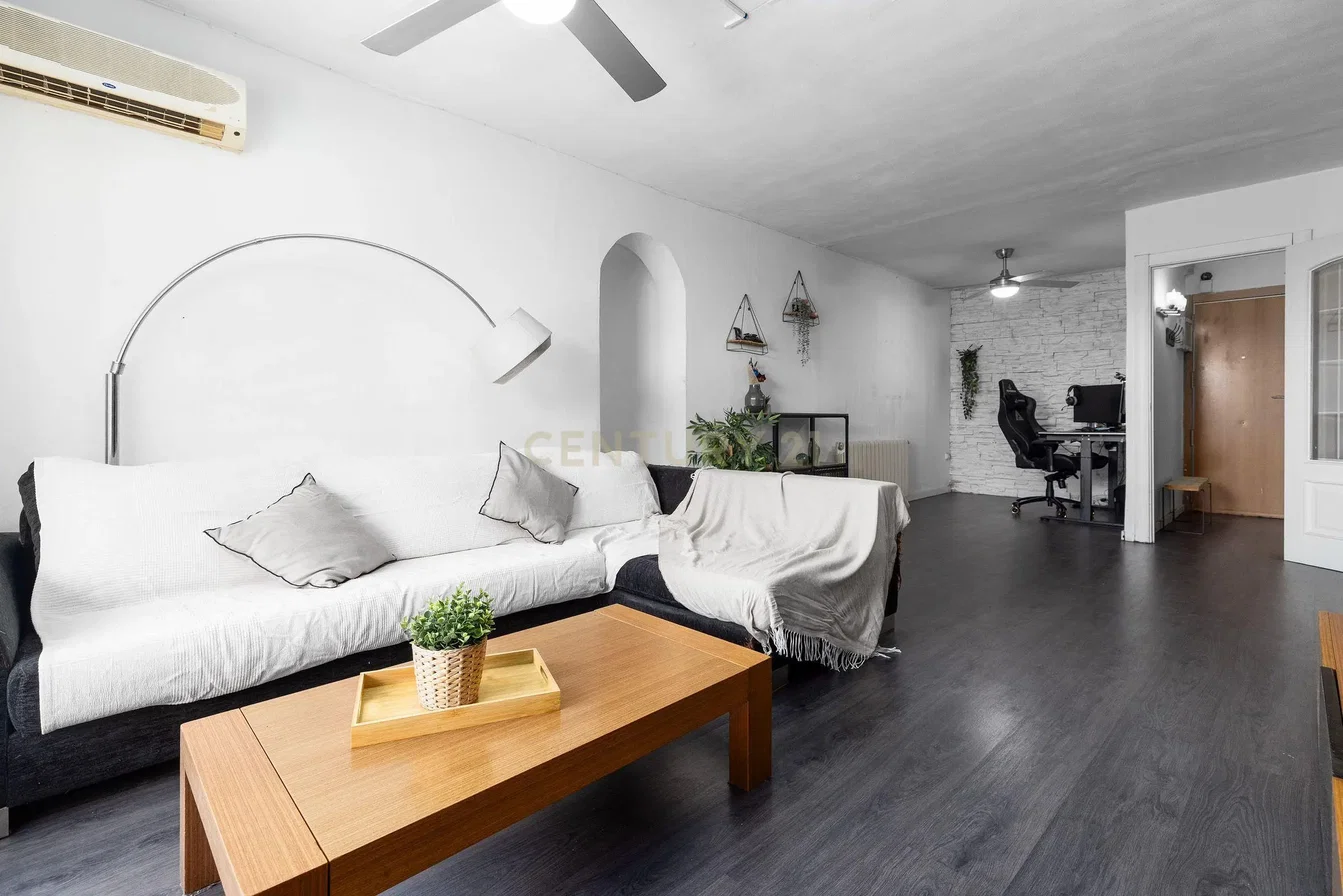 Wohnzimmer; tageslicht, holzboden, moderner stil