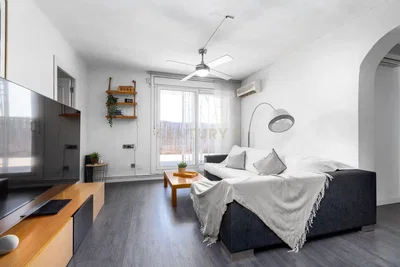 Wohnzimmer; tageslicht, moderner stil, holzboden