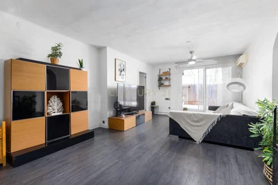 Wohnzimmer; holzboden, tageslicht, moderner stil