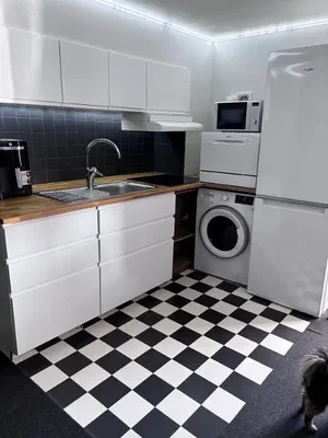 Cucina; elettrodomestici, pavimento in piastrelle
