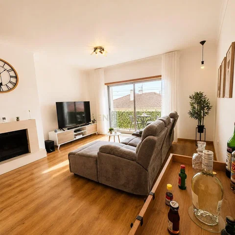 Wohnzimmer; holzboden, kamin, tageslicht