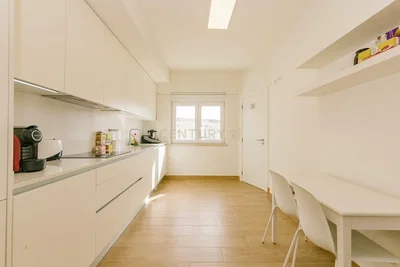Kuhinja; kuhinjski aparati, drveni pod, prirodno svjetlo, moderni stil