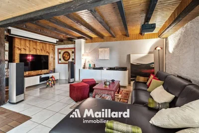 Salón; vigas de madera, suelo de madera, estilo rústico, luz natural
