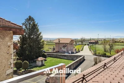 Casa y alrededores; luz natural, vista